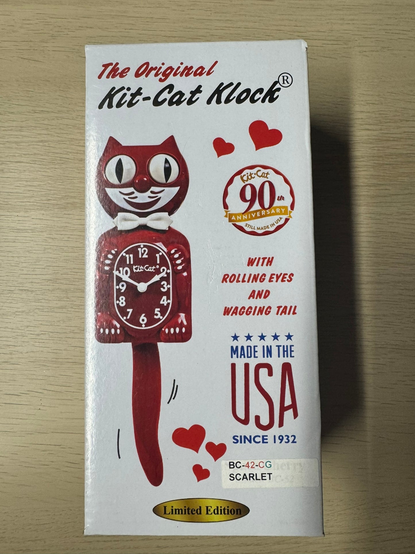 Horloge Kit-Cat Klock Édition Hivernale – Rouge Cardinal, Écharpe Rayée & Accents Verts