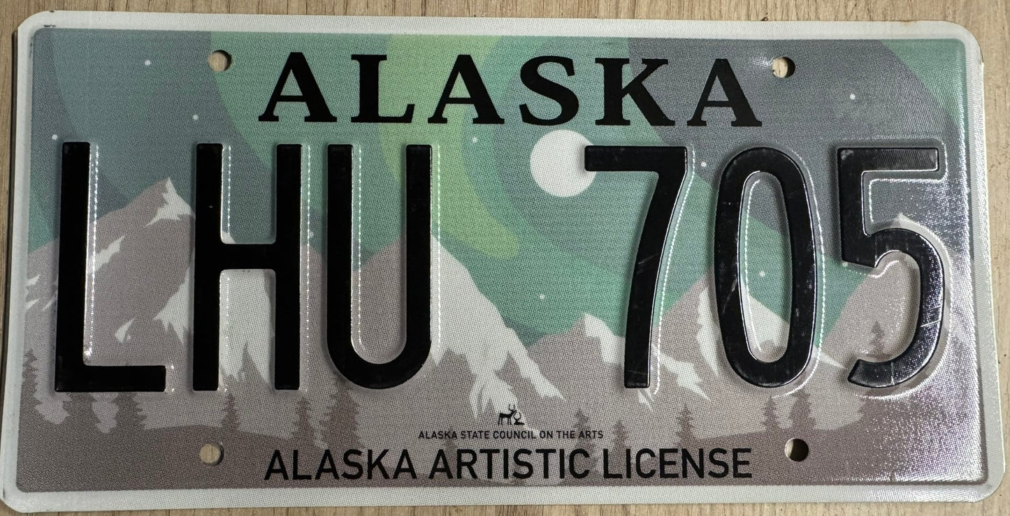 Plaque d'Immatriculation Américaine Alaska – Édition Artistique "Aurore Boréale & Montagnes" (LHU 705)