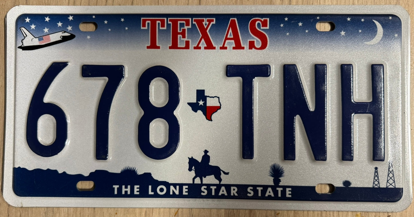 Plaque d'Immatriculation Américaine Texas – Édition Collector "Cowboy & Navette Spatiale" (678-TNH)