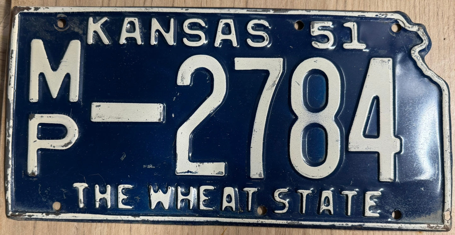 Plaque d'Immatriculation US Ancienne Kansas 1951 – Édition Découpée "The Wheat State" (MP-2784)