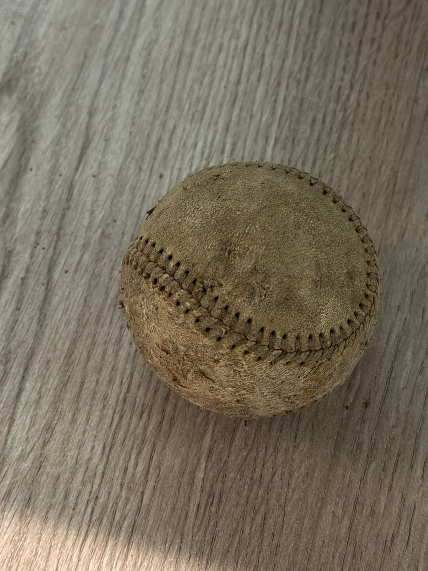 Balle de Baseball Ancienne / Antique - Cuir Cousu Main - Témoin de l'Histoire du Baseball Pièce RARE
