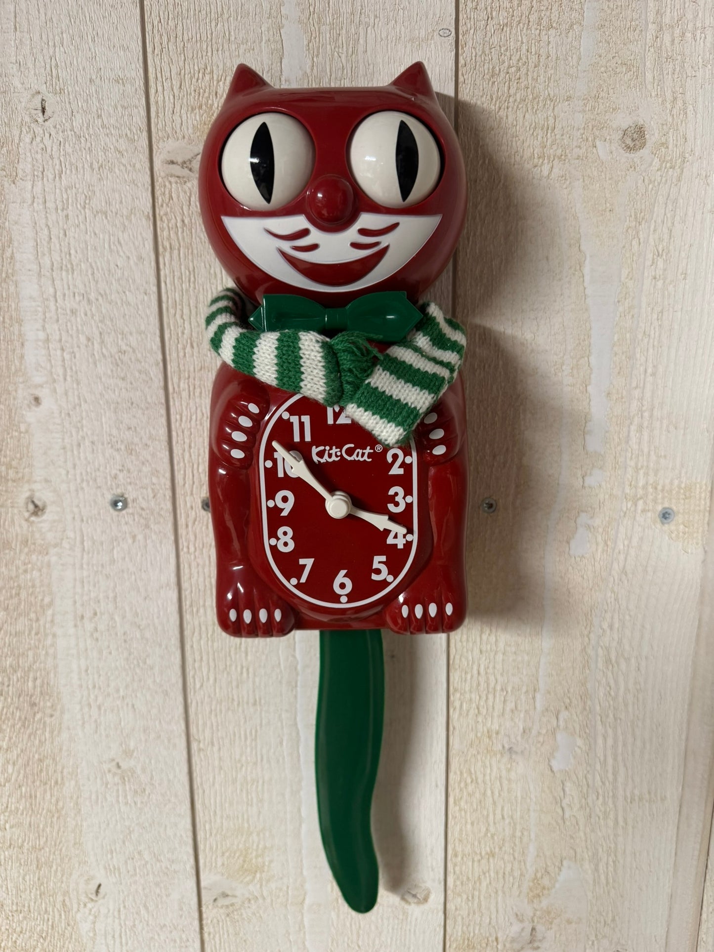 Horloge Kit-Cat Klock Édition Hivernale – Rouge Cardinal, Écharpe Rayée & Accents Verts