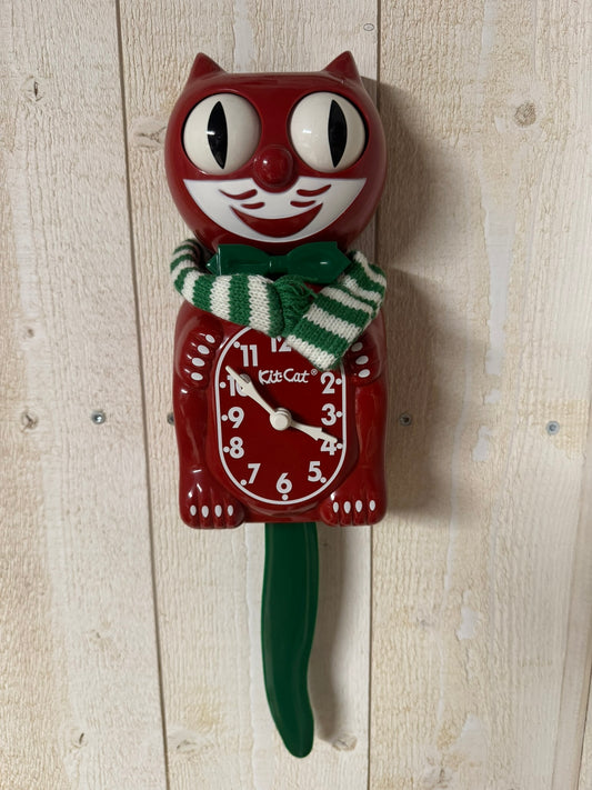 Horloge Kit-Cat Klock Édition Hivernale – Rouge Cardinal, Écharpe Rayée & Accents Verts