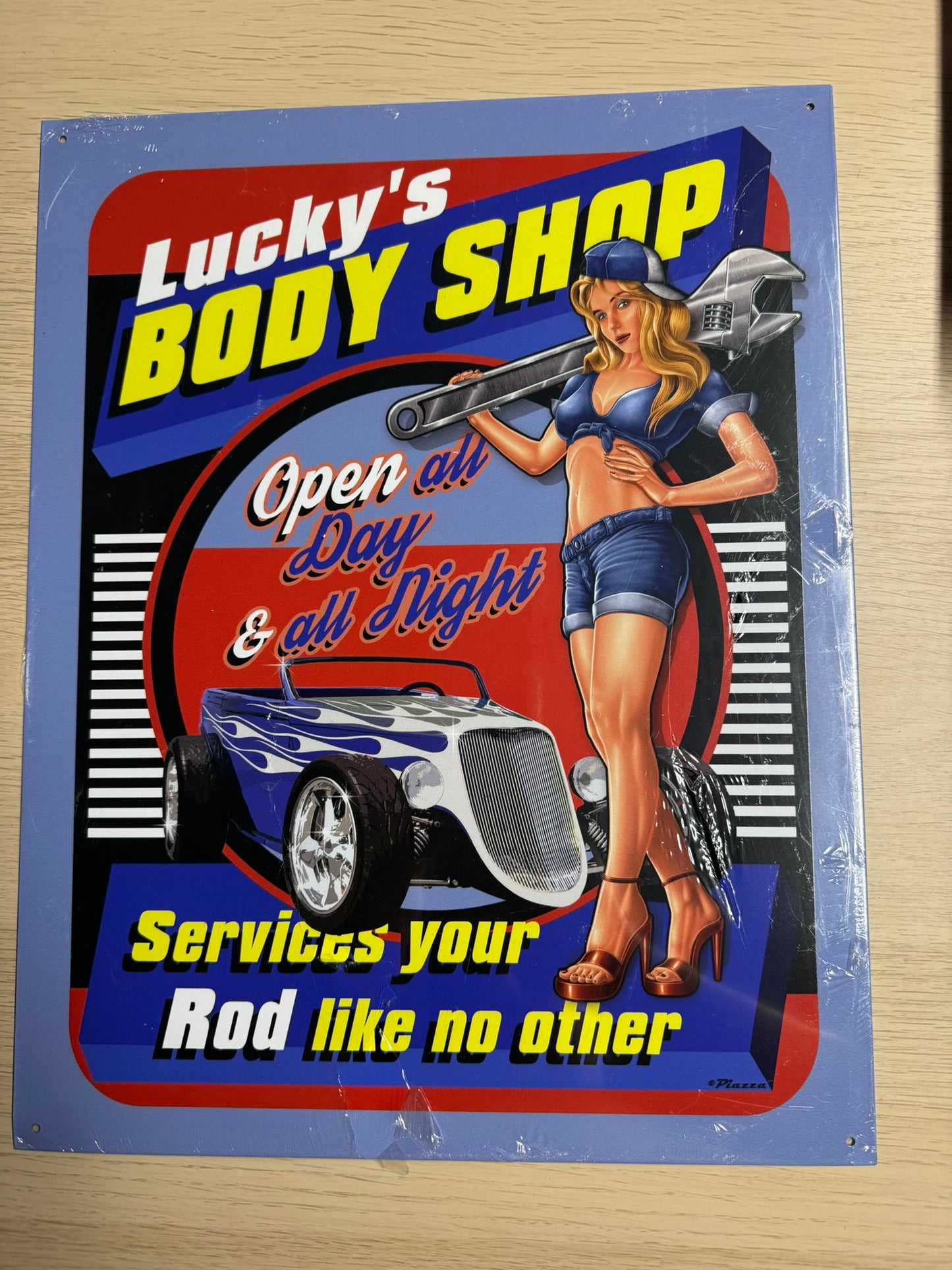 Plaque Métal Vintage Pin-Up Hot Rod – "Lucky's Body Shop" Déco Garage Rétro
