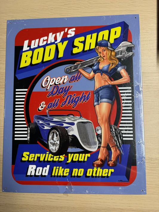 Plaque Métal Vintage Pin-Up Hot Rod – "Lucky's Body Shop" Déco Garage Rétro