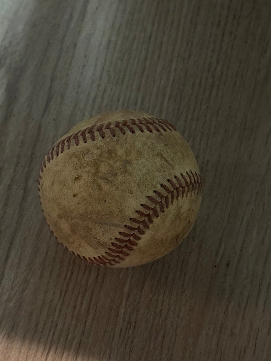 Balle de Baseball Vintage Patinée - Cuir Ancien, Charme Rétro Authentique