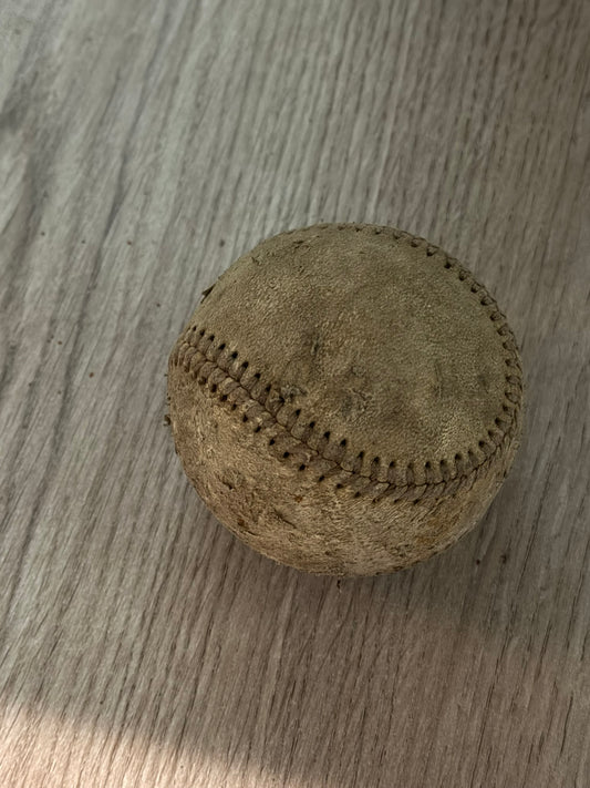 Balle de Baseball Ancienne / Antique - Cuir Cousu Main - Témoin de l'Histoire du Baseball Pièce RARE